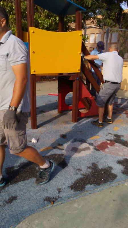 Obras e Infraestructuras sustituye el pavimento de caucho de la zona de juegos infantiles del parque Tierno Galvn e incorpora nuevos juegos para garantizar la seguridad y disfrute de los usuarios