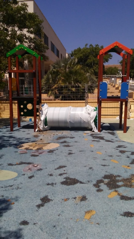 Obras e Infraestructuras sustituye el pavimento de caucho de la zona de juegos infantiles del parque Tierno Galvn e incorpora nuevos juegos para garantizar la seguridad y disfrute de los usuarios