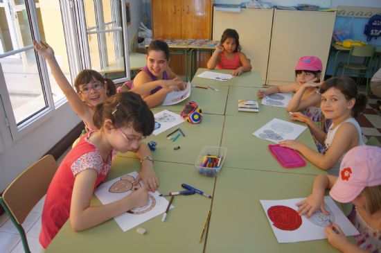 25 ALUMNOS VOLUNTARIOS DE LA UNIVERSIDAD DE MURCIA FORMARÁN PARTE DEL PROYECTO "REFUERZO EDUCATIVO" EN EL QUE DARÁN CLASES PARTICULARES A LOS NIÑOS QUE MÁS LO NECESITAN