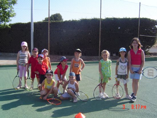 MS DE 80 PERSONAS SE APUNTAN A LAS CLASES  DE LA ESCUELA DE TENIS SIERRA ESPUA PARA NIOS Y ADULTOS QUE TENDRN LUGAR EN EL POLIDEPORTIVO Y LA CIUDAD DEPORTIVA DURANTE ESTE CURSO 2007- 2008