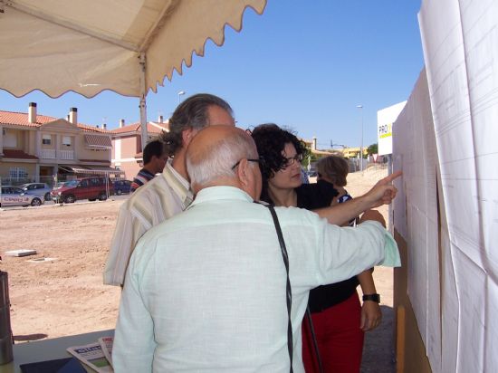 EL CONSEJERO DE PRESIDENCIA Y EL ALCADE COLOCAN LA PRIMERA PIEDRA DE LA ESCUELA INFANTIL EN EL BARRIO EL PARRAL, QUE SER UNA REALIDAD PARA EL PRXIMO CURSO ESCOLAR