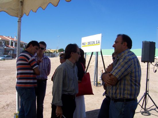EL CONSEJERO DE PRESIDENCIA Y EL ALCADE COLOCAN LA PRIMERA PIEDRA DE LA ESCUELA INFANTIL EN EL BARRIO EL PARRAL, QUE SER UNA REALIDAD PARA EL PRXIMO CURSO ESCOLAR