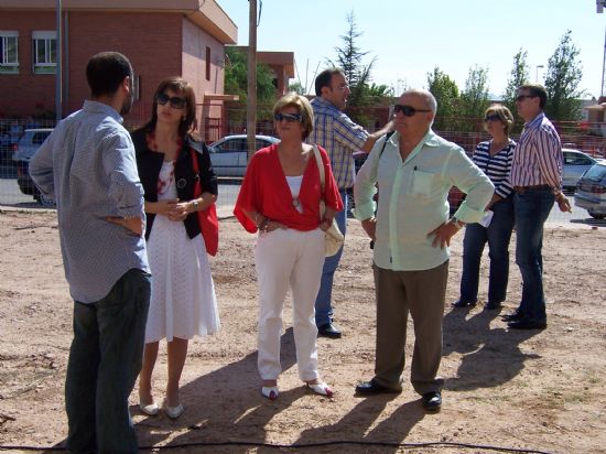 EL CONSEJERO DE PRESIDENCIA Y EL ALCADE COLOCAN LA PRIMERA PIEDRA DE LA ESCUELA INFANTIL EN EL BARRIO EL PARRAL, QUE SER UNA REALIDAD PARA EL PRXIMO CURSO ESCOLAR