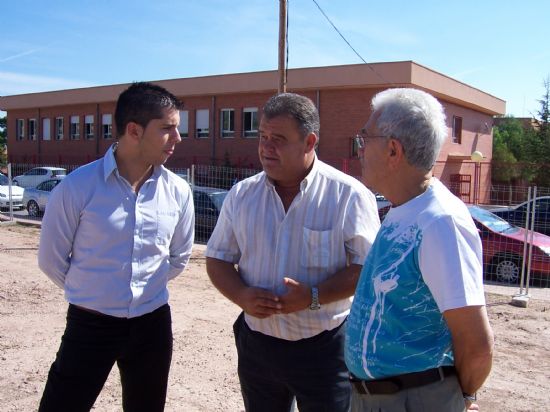 EL CONSEJERO DE PRESIDENCIA Y EL ALCADE COLOCAN LA PRIMERA PIEDRA DE LA ESCUELA INFANTIL EN EL BARRIO EL PARRAL, QUE SER UNA REALIDAD PARA EL PRXIMO CURSO ESCOLAR