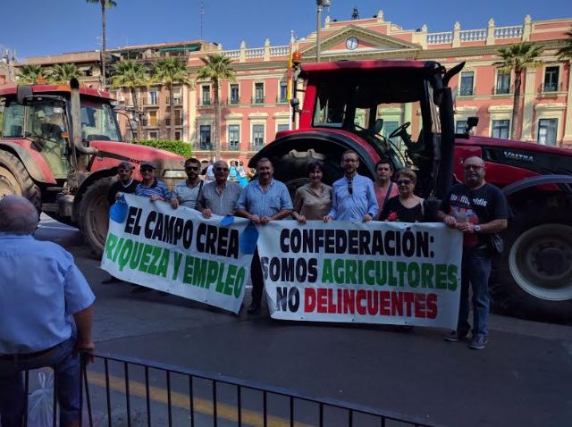 Autoridades municipales acompaan en sus reivindicaciones a agricultores de Totana en la concentracin convocada ante la CHS para reivindicar agua para riego