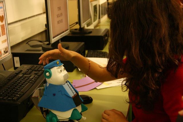 La Concejalía de Educación financia un proyecto dirigido a los alumnos de los IES "Juan de la Cierva" y "Prado Mayor" a través del cual aprenderán a programar robots para representar obras de teatro