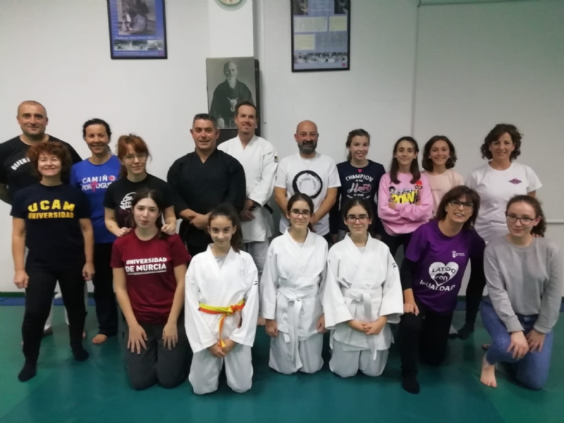 Un grupo de mujeres participan en la primera sesin del Master Class de Defensa Personal de la Mujer, organizado por la Concejala de Igualdad y el Club Aikido