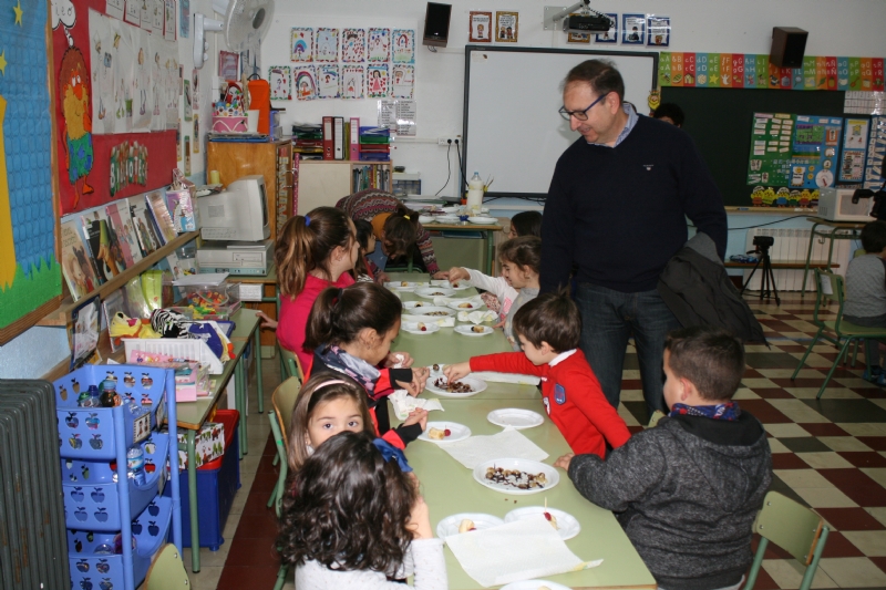 Un centenar de niños se benefician esta Navidad del servicio de conciliación de la vida laboral y familiar, que oferta Juventud y coordina "El Candil" en los colegios "Santiago" y "La Cruz"