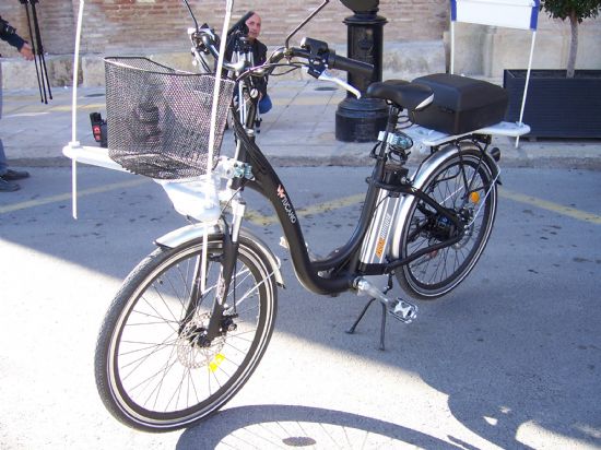 LA CONCEJALA DE DEPORTES ADQUIERE EL PRIMER VEHCULO ECOLGICO PARA DESPLAZARSE POR EL MUNICIPIO Y PROMOCIONAR EL USO DE LA BICICLETA Y DEL DEPORTE ENTRE TODA LA POBLACIN