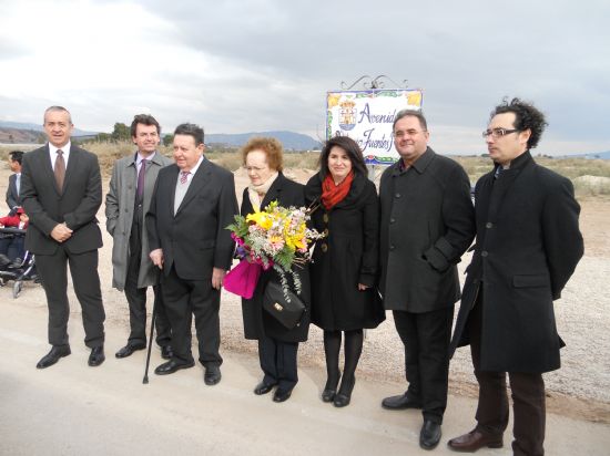 EL EMPRESARIO ANTONIO FUENTES MÉNDEZ DA NOMBRE A LA PRINCIPAL AVENIDA DE ACCESO AL POLÍGONO INDUSTRIAL DESDE LA N-340, A LA ALTURA DEL PARAJE DE LA CEÑA DEL HIERRO, QUE SE HA INAUGURADO PARA RECONOCER SU LABOR EMPRESARIAL Y EMPRENDEDORA