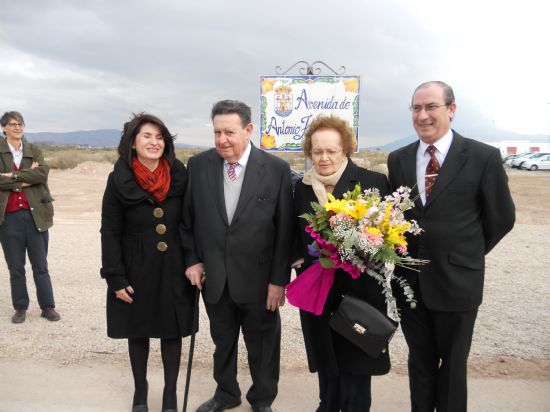 EL EMPRESARIO ANTONIO FUENTES MÉNDEZ DA NOMBRE A LA PRINCIPAL AVENIDA DE ACCESO AL POLÍGONO INDUSTRIAL DESDE LA N-340, A LA ALTURA DEL PARAJE DE LA CEÑA DEL HIERRO, QUE SE HA INAUGURADO PARA RECONOCER SU LABOR EMPRESARIAL Y EMPRENDEDORA