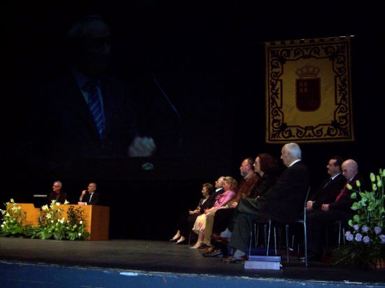 EL IES PRADO MAYOR DE LA LOCALIDAD RECIBE EL PREMIO PIZARRA DE PLATA, AL ESFUERZO Y VALORES EN EDUCACIN EN LA REGIN, ANTE LA PRESENCIA DE AUTORIDADES MUNICIPALES