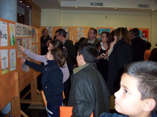 AUTORIDADES MUNICIPALES Y EL CABILDO ENTREGAN LOS PREMIOS DEL II CONCURSO DE DIBUJO Y REDACCIN AS VEN LOS NIOS LA SEMANA SANTA E INAUGURAN LA EXPOSICIN CON TODOS LOS TRABAJOS PRESENTADOS
