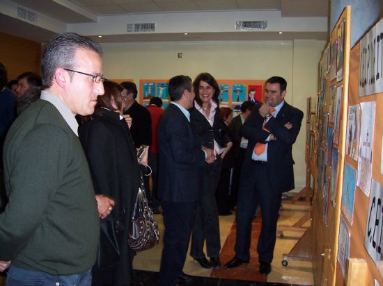 AUTORIDADES MUNICIPALES Y EL CABILDO ENTREGAN LOS PREMIOS DEL II CONCURSO DE DIBUJO Y REDACCIN AS VEN LOS NIOS LA SEMANA SANTA E INAUGURAN LA EXPOSICIN CON TODOS LOS TRABAJOS PRESENTADOS