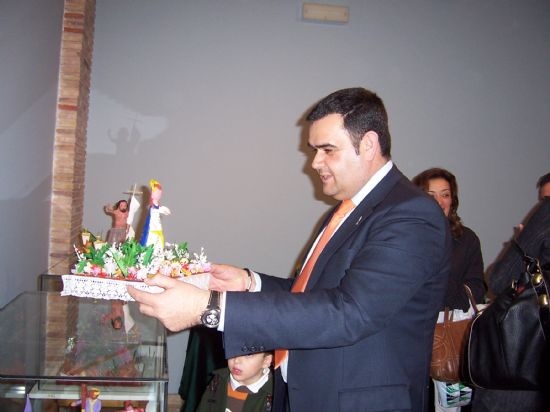 AUTORIDADES MUNICIPALES Y EL CABILDO ENTREGAN LOS PREMIOS DEL II CONCURSO DE DIBUJO Y REDACCIN AS VEN LOS NIOS LA SEMANA SANTA E INAUGURAN LA EXPOSICIN CON TODOS LOS TRABAJOS PRESENTADOS