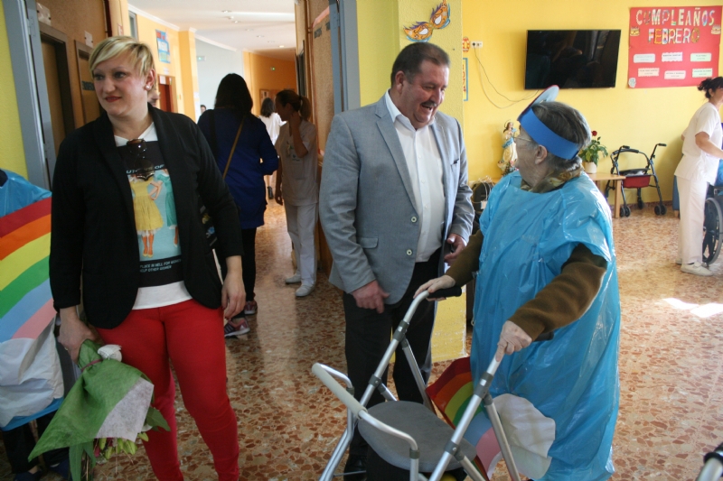 El alcalde acompaa a La Musa y Don Carnal en su tradicional visita carnavalera a la residencia La Pursima, junto con la Federacin de Peas