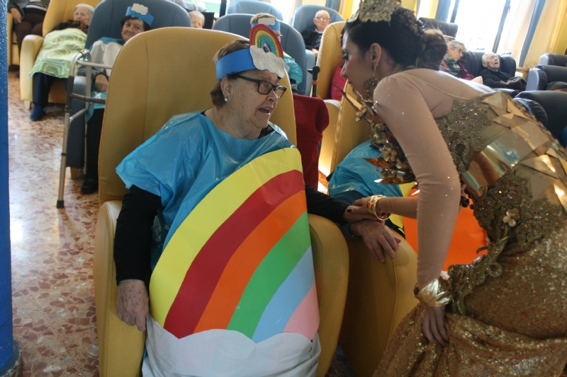 El alcalde acompaa a La Musa y Don Carnal en su tradicional visita carnavalera a la residencia La Pursima, junto con la Federacin de Peas