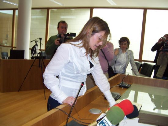 EL ALCALDE DE TOTANA Y EL CONCEJAL DE EDUCACIN ASISTEN AL ACTO DE TOMA DE POSESIN COMO FUNCIONARIOS DE CARRERA DE DOS TRABAJADORES SOCIALES Y UN EDUCADOR SOCIAL