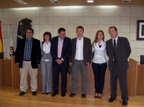 EL ALCALDE DE TOTANA Y EL CONCEJAL DE EDUCACIN ASISTEN AL ACTO DE TOMA DE POSESIN COMO FUNCIONARIOS DE CARRERA DE DOS TRABAJADORES SOCIALES Y UN EDUCADOR SOCIAL