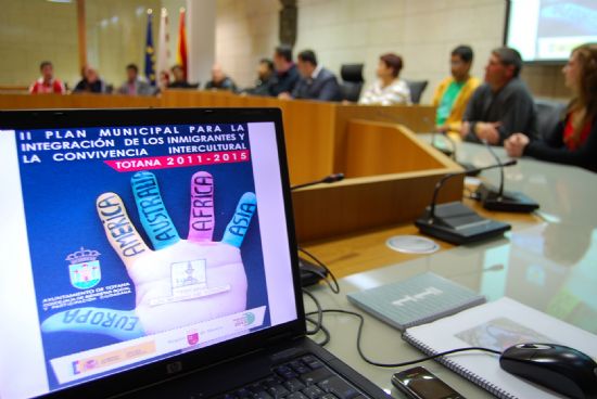 EL ALCALDE DE TOTANA Y EL CONCEJAL DE BIENESTAR SOCIAL PRESENTAN A LAS ASOCIACIONES DE INMIGRANTES EL II PLAN MUNICIPAL PARA LA INTEGRACIÓN Y CONVIVENCIA DE PERSONAS INMIGRANTES