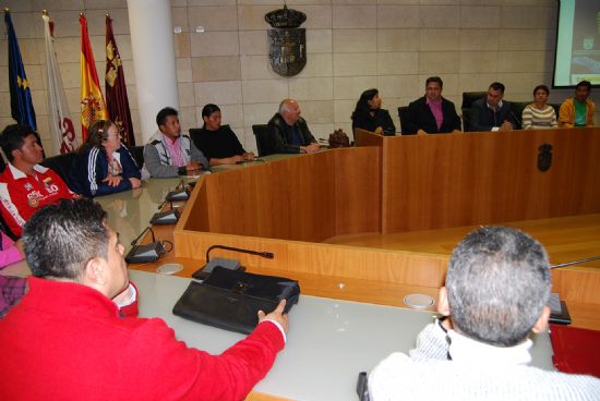 EL ALCALDE DE TOTANA Y EL CONCEJAL DE BIENESTAR SOCIAL PRESENTAN A LAS ASOCIACIONES DE INMIGRANTES EL II PLAN MUNICIPAL PARA LA INTEGRACIÓN Y CONVIVENCIA DE PERSONAS INMIGRANTES