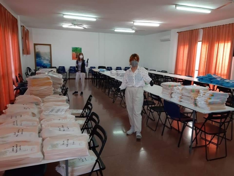 Finaliza la entrega de libros y material escolar en los diferentes colegios de Totana para encarar el tercer trimestre del curso escolar a domicilio