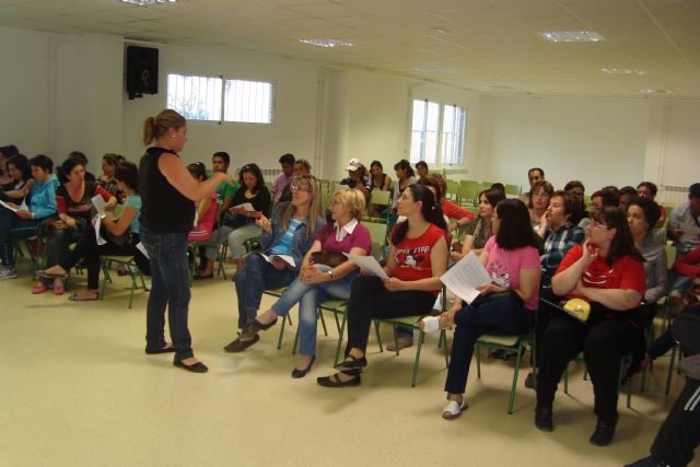 EL COLEGIO "SAN JOSÉ" ACOGE LA CHARLA DE LA ESCUELA DE PADRES SOBRE "CÓMO AYUDAR A NUESTROS HIJOS EN LOS ESTUDIOS" REALIZADA POR LA CONCEJALÍA DE EDUCACIÓN