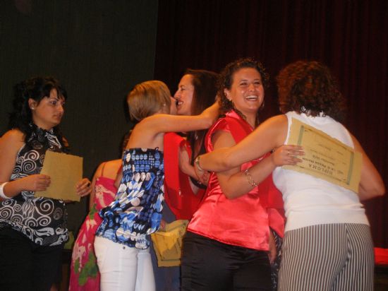 UN CENTENAR DE ALUMNOS DEL I.E.S. PRADO MAYOR RECIBEN SUS BECAS Y DIPLOMAS EN UNA CEREMONIA DE GRADUACIN CELEBRADA EN EL CENTRO SOCIOCULTURAL LA CRCEL
