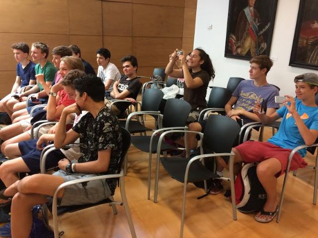 Autoridades municipales realizan una recepcin institucional a alumnos ingleses que participan en un intercambio de inmersin lingstica con estudiantes del IES Juan de la Cierva