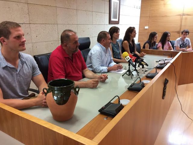 Autoridades municipales realizan una recepcin institucional a alumnos ingleses que participan en un intercambio de inmersin lingstica con estudiantes del IES Juan de la Cierva
