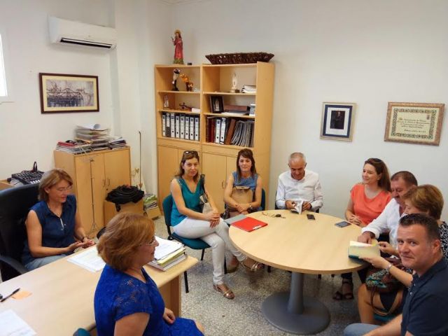 El alcalde mantiene una reunión con el AMPA del CEIP "Santa Eulalia" para conocer sus necesidades y apoyar las reivindicaciones sobre el estrés térmico de este centro de enseñanza 