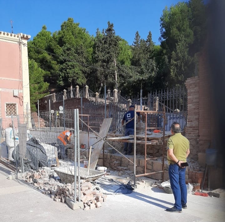 Continúan a buen ritmo las obras de reparación del muro de cerramiento del atrio del Santuario de Santa Eulalia