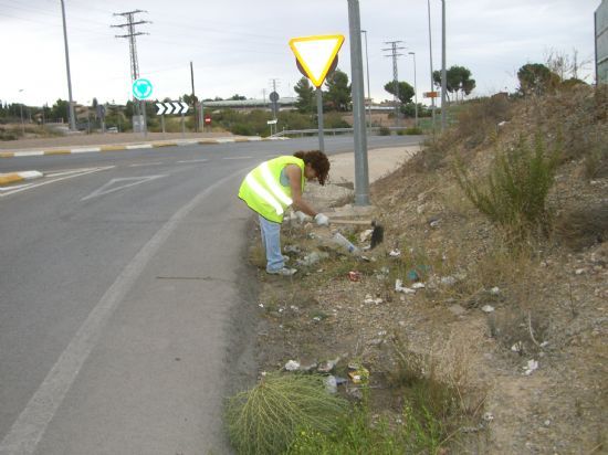 UN TOTAL DE 106 PERSONAS DESEMPLEADAS HAN SIDO CONTRATADAS POR EL AYUNTAMIENTO, EN VIRTUD DE UNA SUBVENCIÓN CONCEDIDA POR IMPORTE DE 437.631 EUROS PARA TRABAJAR EN EL SANEAMIENTO Y EN LA LIMPIEZA DE CAMINOS DEL MUNICIPIO