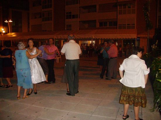 EL REY Y LA REINA DEL SERVICIO DE ESTANCIAS DIURNAS SON CORONADOS EN UN ACTO PROGRAMADO EN LAS FIESTAS DE LAS PERSONAS MAYORES ANTE LA PRESENCIA DEL CONCEJAL DE BIENESTAR SOCIAL
