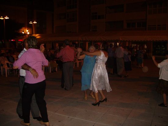 EL REY Y LA REINA DEL SERVICIO DE ESTANCIAS DIURNAS SON CORONADOS EN UN ACTO PROGRAMADO EN LAS FIESTAS DE LAS PERSONAS MAYORES ANTE LA PRESENCIA DEL CONCEJAL DE BIENESTAR SOCIAL