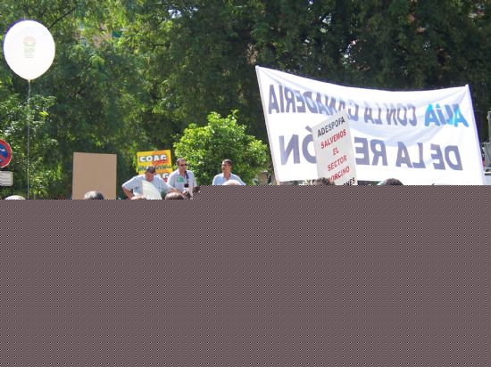 EL ALCALDE Y EL CONCEJAL DE AGRICULTURA Y GANADERA APOYAN A LOS MS DE 200 GANADEROS DE TOTANA PRESENTES EN LA MANIFESTACIN PARA PEDIR SOLUCIONES A LA CRISIS DEL SECTOR EN LA REGIN
