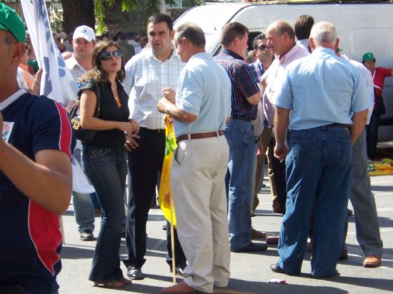 EL ALCALDE Y EL CONCEJAL DE AGRICULTURA Y GANADERA APOYAN A LOS MS DE 200 GANADEROS DE TOTANA PRESENTES EN LA MANIFESTACIN PARA PEDIR SOLUCIONES A LA CRISIS DEL SECTOR EN LA REGIN