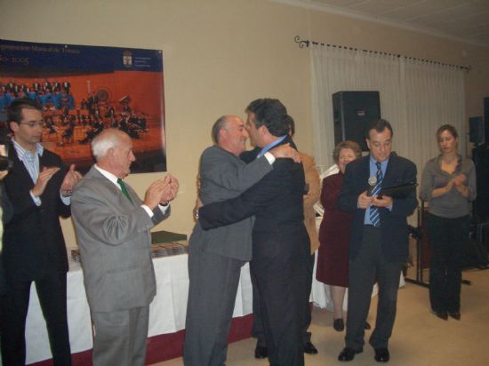 LA AGRUPACIN MUSICAL DE TOTANA ENTREGA LA INSIGNIA DE ORO AL AYUNTAMIENTO CON MOTIVO DE SU XXV ANIVERSARIO