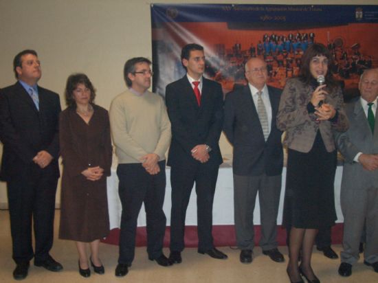 LA AGRUPACIN MUSICAL DE TOTANA ENTREGA LA INSIGNIA DE ORO AL AYUNTAMIENTO CON MOTIVO DE SU XXV ANIVERSARIO