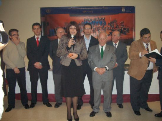 LA AGRUPACIN MUSICAL DE TOTANA ENTREGA LA INSIGNIA DE ORO AL AYUNTAMIENTO CON MOTIVO DE SU XXV ANIVERSARIO