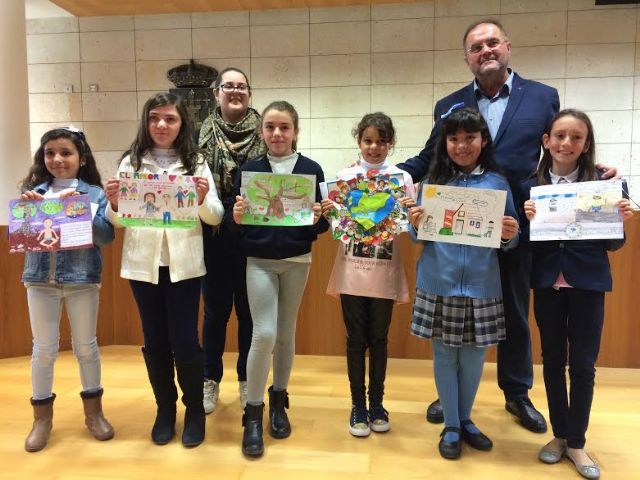La Concejalía de Juventud entrega los premios del XIV Concurso de Dibujo sobre los Derechos del Niño mediante vales para la adquisición de material escolar