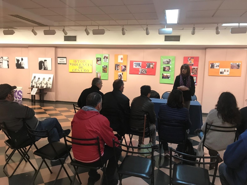 Usuarios del Centro de Da para Personas con Enfermedad Mental del Ayuntamiento de Totana visitan la exposicin contra la Violencia de Gnero, en la sala Gregorio Cebrin