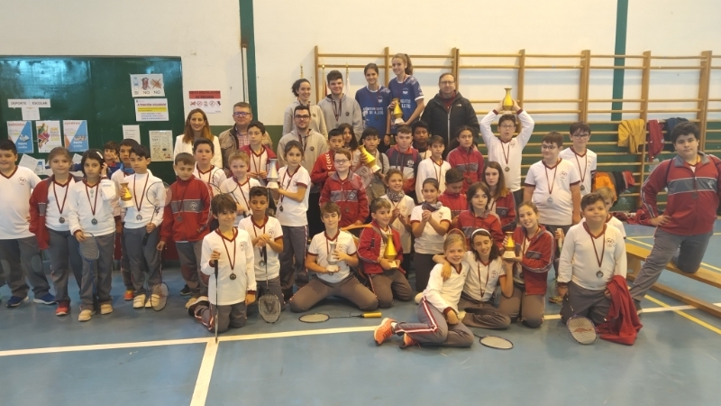 La Sala Escolar acogió el pasado fin de semana la Fase Local de Bádminton de Deporte Escolar, organizada por la Concejalía de Deportes
