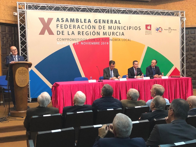 El alcalde de Totana asiste al acto en el que la Federacin de Municipios de la Regin de Murcia (FMRM) homenajea a los alcaldes del 79 para celebrar los 40 aos de democracia local
