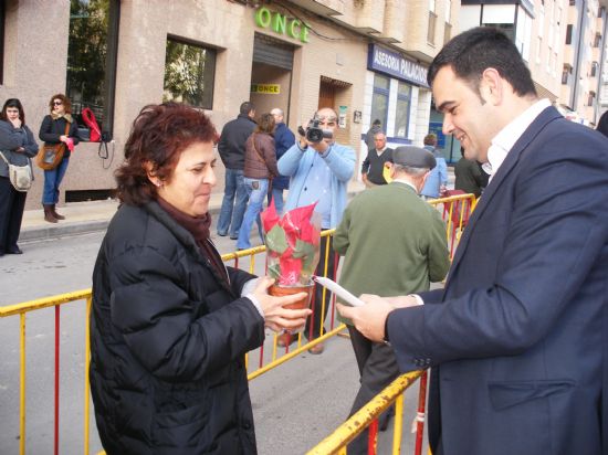 LA CONCEJAL�A DE PARQUES Y JARDINES REPARTE 1.000 MACETAS DE FLORES DE PASCUA EN EL MERCADILLO SEMANAL CON MOTIVO DE LA NAVIDAD