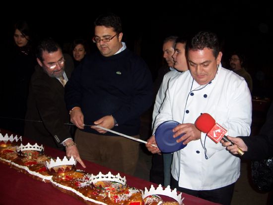 EL ROSCN GIGANTE DE REYES MAGOS, QUE MEDA MS DE 200 METROS, INTENTAR BATIR EL RECORD GUINNES, Y SE REPARTEN MS DE 7.000 RACIONES EN EL LATERAL DEL PARQUE MUNICIPAL ANTE UNA MULTITUD DE PBLICO