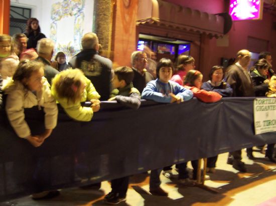 EL ROSCN GIGANTE DE REYES MAGOS, QUE MEDA MS DE 200 METROS, INTENTAR BATIR EL RECORD GUINNES, Y SE REPARTEN MS DE 7.000 RACIONES EN EL LATERAL DEL PARQUE MUNICIPAL ANTE UNA MULTITUD DE PBLICO