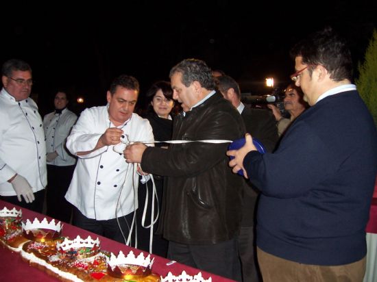EL ROSCN GIGANTE DE REYES MAGOS, QUE MEDA MS DE 200 METROS, INTENTAR BATIR EL RECORD GUINNES, Y SE REPARTEN MS DE 7.000 RACIONES EN EL LATERAL DEL PARQUE MUNICIPAL ANTE UNA MULTITUD DE PBLICO