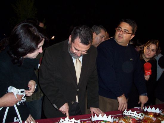 EL ROSCN GIGANTE DE REYES MAGOS, QUE MEDA MS DE 200 METROS, INTENTAR BATIR EL RECORD GUINNES, Y SE REPARTEN MS DE 7.000 RACIONES EN EL LATERAL DEL PARQUE MUNICIPAL ANTE UNA MULTITUD DE PBLICO