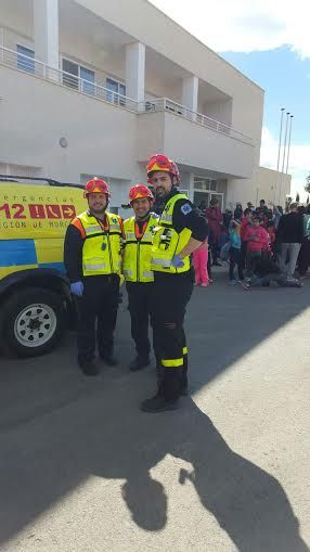 Alumnos del CEIP "Luis Pérez Rueda" participan en un simulacro de evacuación del edificio en caso de terremoto